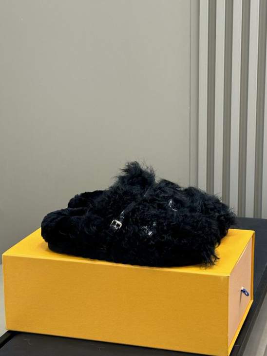 Picture of Louis Vuitton Slippers _SKULVsz35-42mnq1001540